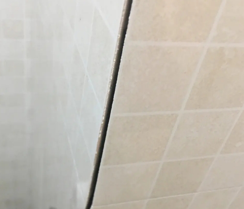 湛江市瓷砖空鼓维修公司分享阳台瓷砖脱落的修复过程可以分为以下几个步骤