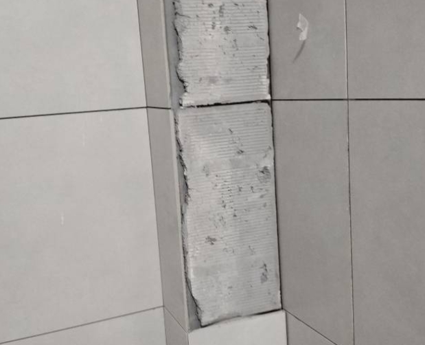 湛江市瓷砖空鼓维修公司分享下瓷砖施工前基层浇水润湿程度不足，可能导致以下问题